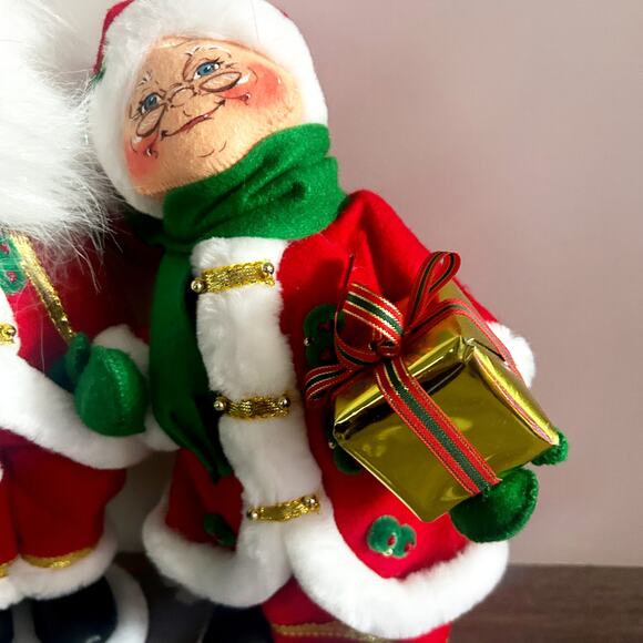 Annalee Mr and Mrs Claus w/ Presents Christmas Plush Statues 19” EUC 2008 - Picture 5 of 11